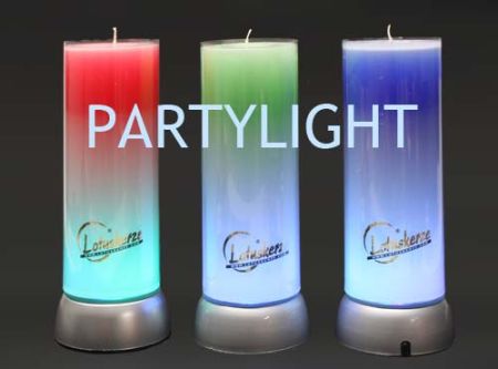 Kerzen-Design PARTYLIGHT: Zusammen mit einem LED Sockel verändert die Lotuskerze PARTYLIGHT in rhythmischen Abständen ihr Farbe - Näheres dazu in www.candela-shop.de.<br />